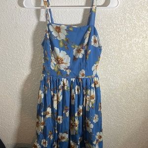 Comfortable summer dress w/ floral design and stretchable back